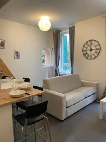 - un salon avec un canapé blanc et une table dans l'établissement Le Petit Balzac-cosy 2pers-Villeurbanne, à Villeurbanne