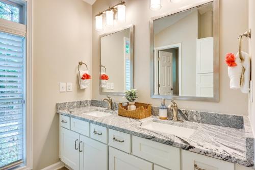 Ellijay Escape Hike, Shop, Explore and More! في إليجاي: حمام به مغسلتين ومرآتين