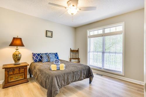 Ellijay Escape Hike, Shop, Explore and More! في إليجاي: غرفة نوم بها سرير ونافذة