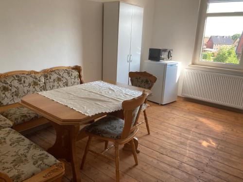 a living room with a table and a couch at P7 gemütliche Ferienwohnung 