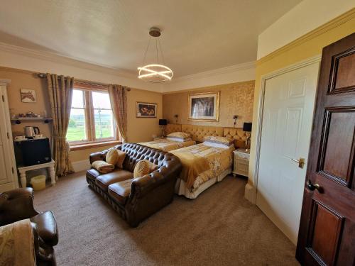 um quarto com uma cama e um sofá em Hay Farm House em Ford