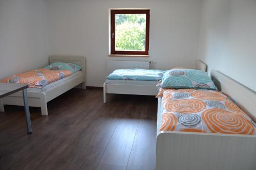Tempat tidur dalam kamar di Penzion Bez Modrého Páva