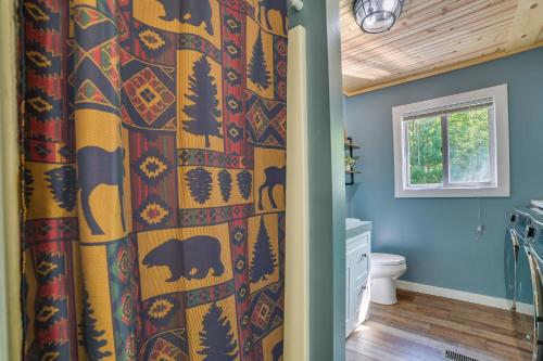 Koupelna v ubytování Northern Michigan Hideaway with Hot Tub and Fire Pit!