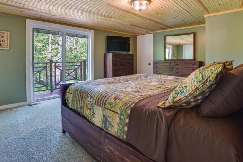 Un pat sau paturi într-o cameră la Northern Michigan Hideaway with Hot Tub and Fire Pit!