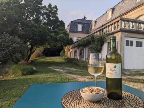 een fles wijn en een glas op een tafel bij Private studio in 150 year old villa in Sarlat-la-Canéda