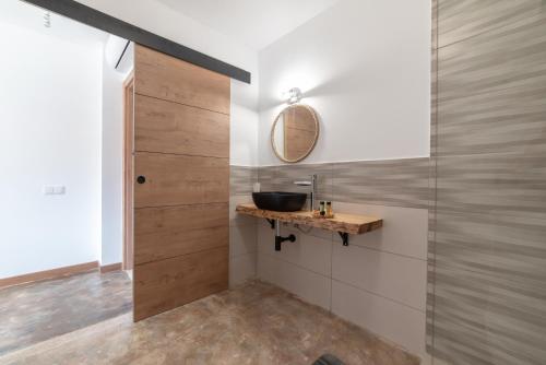 een badkamer met een wastafel en een spiegel bij Hotel Rural O Salazón in Cambados
