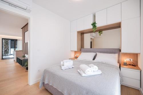 1 dormitorio con 1 cama con 2 toallas en Komod, en Zadar