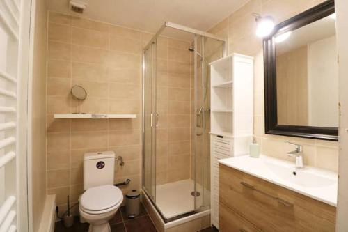 une salle de bain avec une douche, des toilettes et un lavabo dans l'établissement LE MOULIN A VENT maison plein centre de SARLAT, à Sarlat-la-Canéda