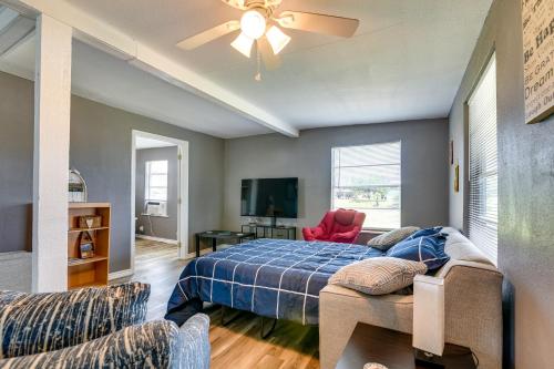 1 dormitorio con cama, sofá y TV en Pet-Friendly Texas Escape with Deck and Fenced-In Yard en Freeport