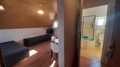 a small apartment with a bedroom and a living room at Willa Mazowiecka Jantar in Jantar