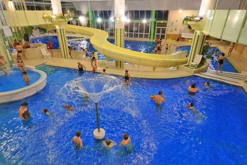 un groupe de personnes dans une piscine intérieure dans l'établissement Orcières Merlette appartement T2 à 50m des pistes-4 personnes-Chalet d’Orcières- été et hiver, à Orcières