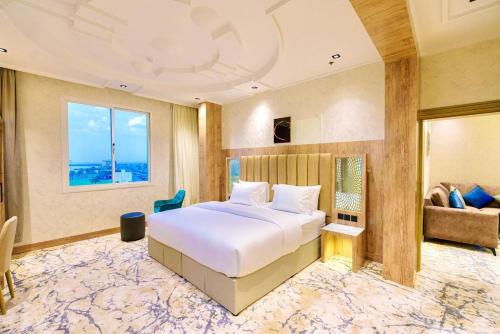 una camera d'albergo con letto e divano di Wissam Al-Hawra Hotel a Umm Lajj