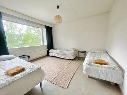 Ein Bett oder Betten in einem Zimmer der Unterkunft Woodpecker Avenue Apartment Turku