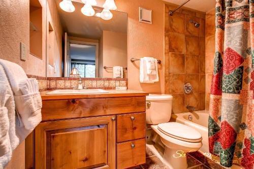 y baño con aseo, lavabo y bañera. en Impeccable Ski In Ski Out Unit with Mountain Views from Private Balcony, Steps From Downtown TE402 en Breckenridge