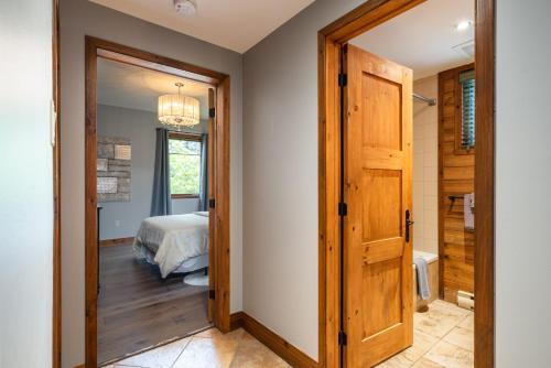 a hallway with a door leading to a bedroom at Tremblant Prestige-Altitude 170-1 in Mont-Tremblant