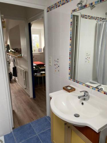 a bathroom with a sink and a mirror at Appartement 4 personnes Centre Dinard in Dinard