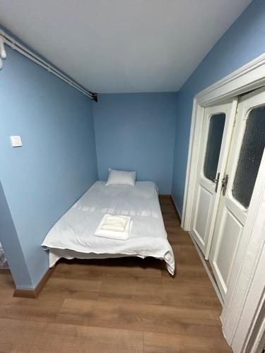 een kleine blauwe kamer met een bed en een raam bij PENTHOUSE APARTMENT in 5th FLOOR in TAKSİM in Istanbul