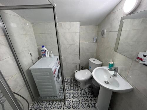 伊斯坦堡的住宿－PENTHOUSE APARTMENT in 5th FLOOR in TAKSİM，浴室配有卫生间、盥洗盆和淋浴。