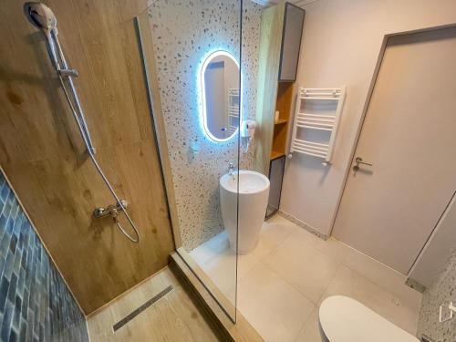 een badkamer met een douche, een toilet en een wastafel bij SOLID BARRELS LAKE VIEW STUDIOS in Mamaia