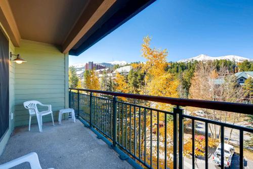 uma varanda com vista para as montanhas em Ideal Breck Location, Downtown, Mountain Views, Wi-Fi, Garage Parking TE405 em Breckenridge