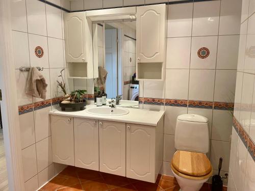bagno con servizi igienici, lavandino e specchio di Svolvær Harbour Sea View Apt a Svolvær