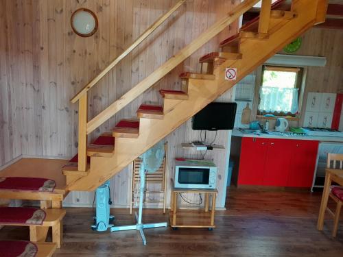 ルシノボにあるBursztynowe domkiの家の中のリビングルーム