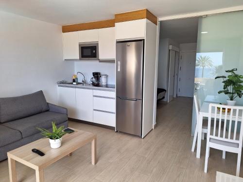 Η κουζίνα ή μικρή κουζίνα στο White and Quiet! Modern apartment in San Agustin