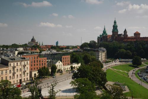vista su una città con edifici e parco di Sheraton Grand Krakow a Cracovia