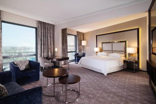 Postel nebo postele na pokoji v ubytování Sheraton Grand Krakow