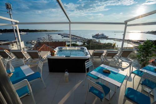 a hot tub on the deck of a cruise ship at Bed&Breakfast Novalis in Novalja