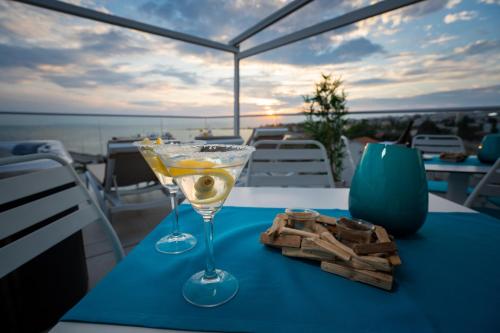 einen Tisch mit zwei Weingläsern auf einem Boot in der Unterkunft Bed&Breakfast Novalis in Novalja