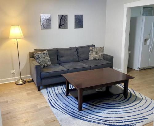 uma sala de estar com um sofá e uma mesa de centro em Lincoln Park Aparment with Backyard! em Chicago