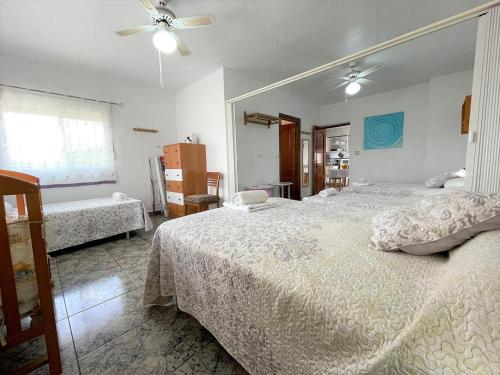 El CaracoleroにあるHoliday home with private pool near Sucinaのベッドルーム1室(ベッド2台、シーリングファン付)