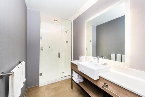 y baño con lavabo y espejo. en SpringHill Suites by Marriott Baltimore Downtown Convention Center Area, en Baltimore