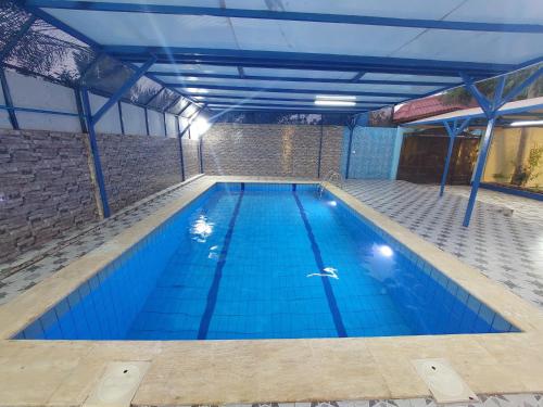 una gran piscina en un edificio en villa Rima en Shūnat Nimrīn