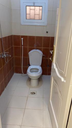 a small bathroom with a toilet and a window at غرفه ديلوكس ٤٥م بقلب المدينه بالقرب من المسجد المبوي in Medina