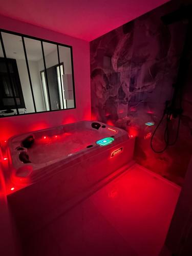 baño rojo con bañera con luces rojas en Luxury Living Martigues, en Martigues