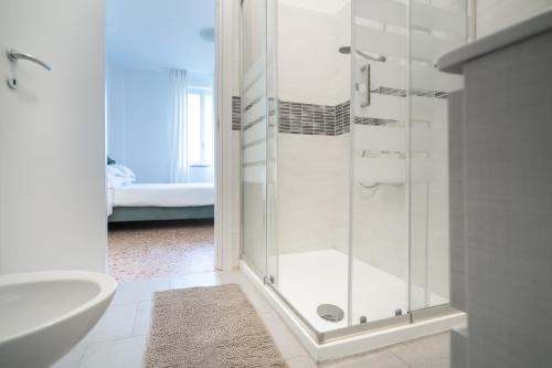 La salle de bains est pourvue d'une douche et d'un lavabo. dans l'établissement Spacious Apartment - 4 Bedrooms and 3 Bathrooms, à Bergame