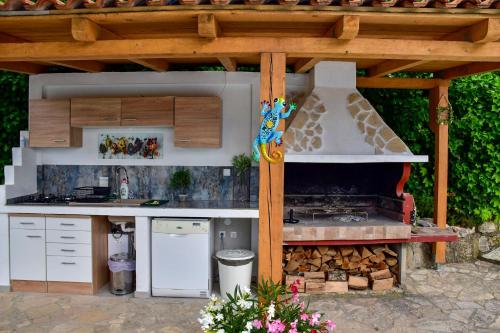 una cucina all'aperto con piano cottura e grill di Villa Kristina Rab a Supetarska Draga