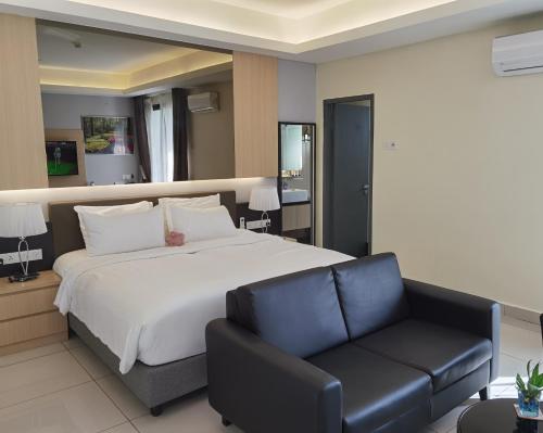 1 dormitorio con 1 cama grande y 1 sofá en Genting HillTop @ Ion Highland Resort, en Genting Highlands