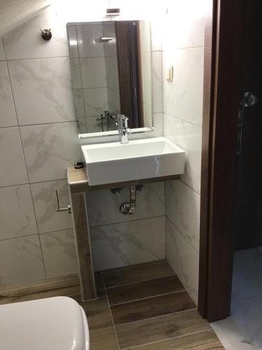 La salle de bains est pourvue d'un lavabo et de toilettes. dans l'établissement VILLA CASSIOPEIA, à Nikiti