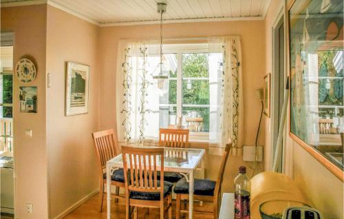 comedor con mesa, sillas y ventana en Amazing Home In Drbak With Kitchen, en Drøbak