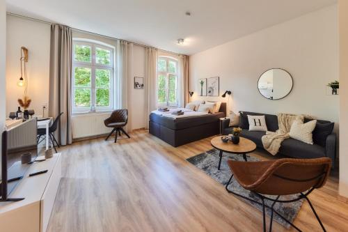 a living room with a couch and a table at STUDIO3 zentral und ruhig mit Parkplatz, 5 min z Bali-T und GOP, Boxspring, NETFLIX in Bad Oeynhausen