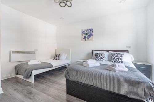 2Bedrooms, 4beds cosy family home, Free WiFi, Stay UK Homes في برمنغهام: غرفة نوم بسريرين عليها مناشف