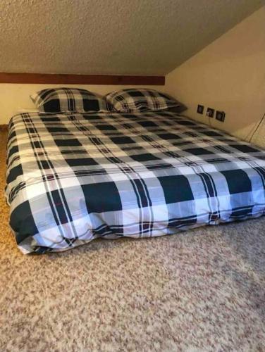 Säng eller sängar i ett rum på Appartement Centre du village ALPE DU GRAND SERRE