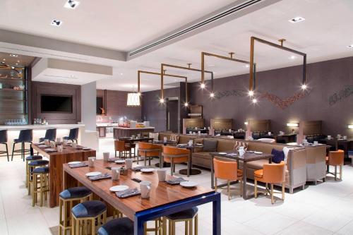 a restaurant with tables and chairs and a bar at Franklin Marriott Cool Springs in Franklin