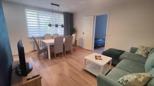 ein Wohnzimmer mit einem Sofa und einem Tisch in der Unterkunft Jannseni apartment in Pärnu
