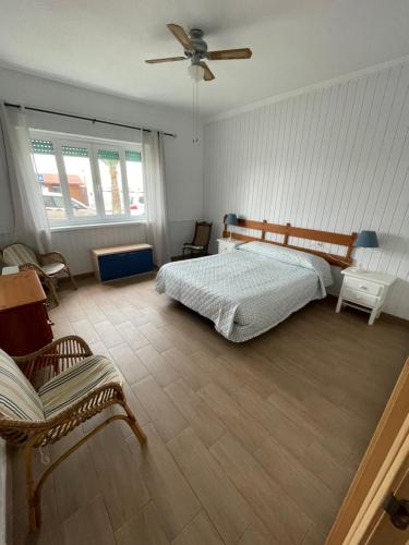 a bedroom with a bed and a ceiling fan at casa frente al mar in San Pedro del Pinatar