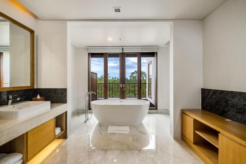 baño con bañera grande y ventana grande en Element Bali Ubud, en Ubud