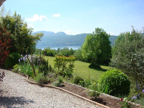 ChindrieuxにあるLa Perrièreの水辺の景色を望む庭園